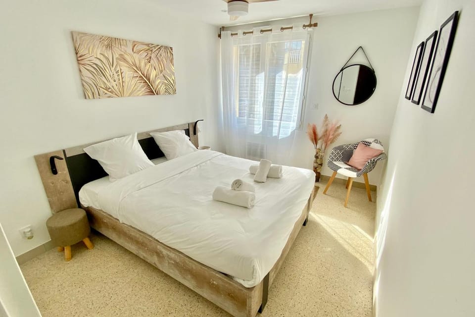 Bed, Photo of the whole room, Bedroom, fireplace, storage, towels