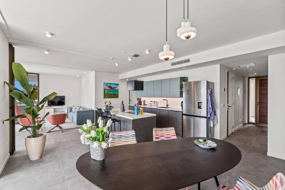 Kitchen or kitchenette, Living room, Seating area, Dining area