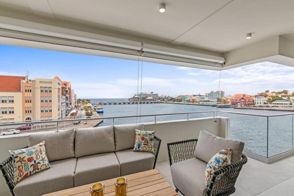View (from property/room), Balcony/Terrace, Seating area, City view