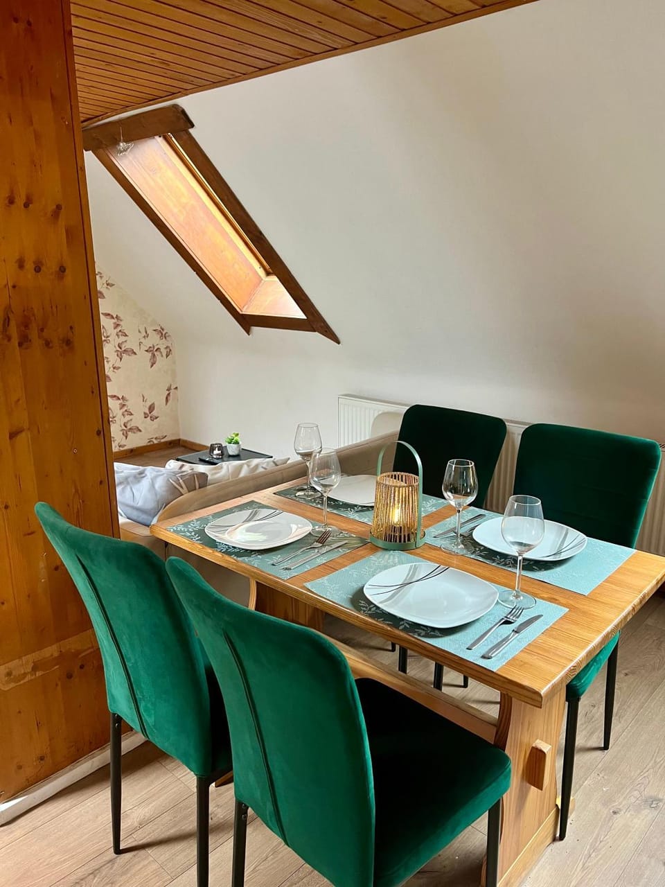 Seating area, Dining area, Food