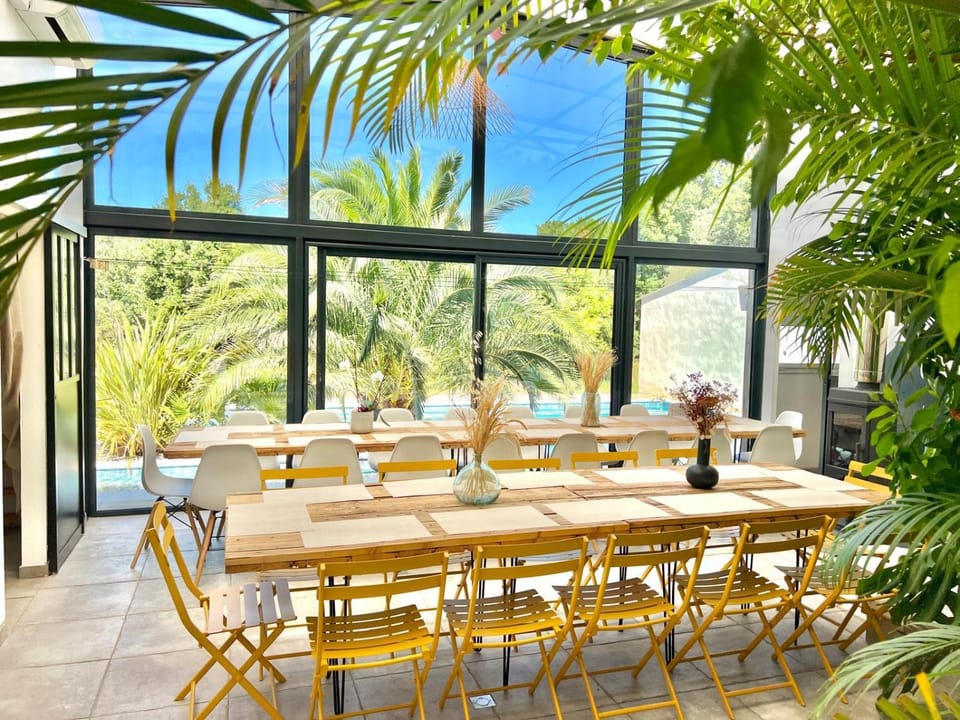 Restaurant/places to eat, Dining area