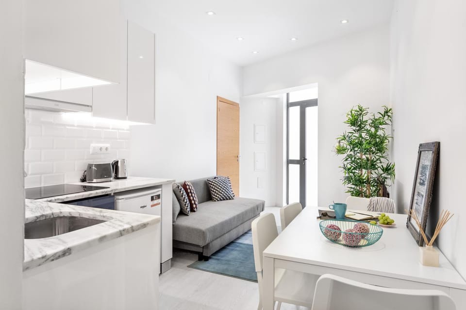 TV and multimedia, Coffee/tea facilities, Kitchen or kitchenette, Living room, Seating area, Dining area