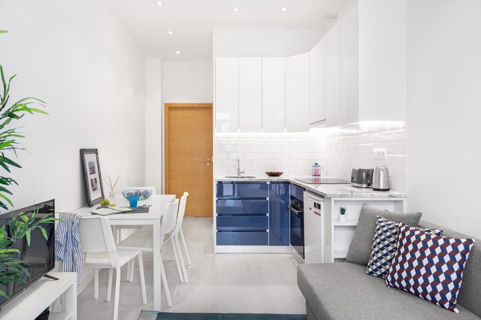 Coffee/tea facilities, Kitchen or kitchenette, Seating area, Dining area