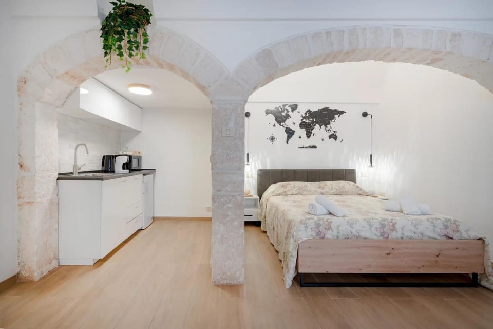 Bed, Bedroom, kitchen