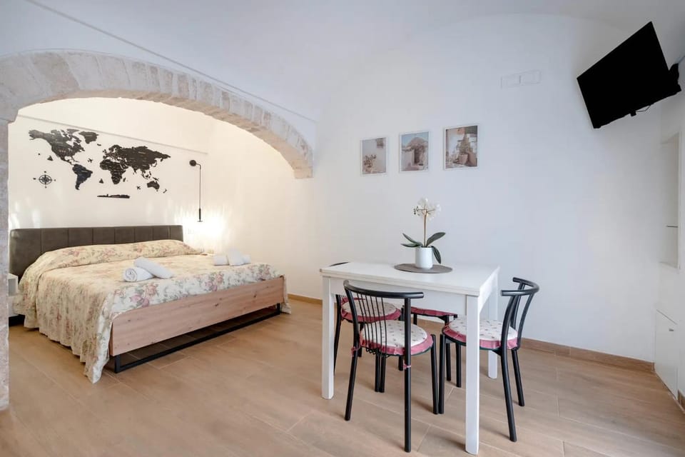 Bed, TV and multimedia, Dining area