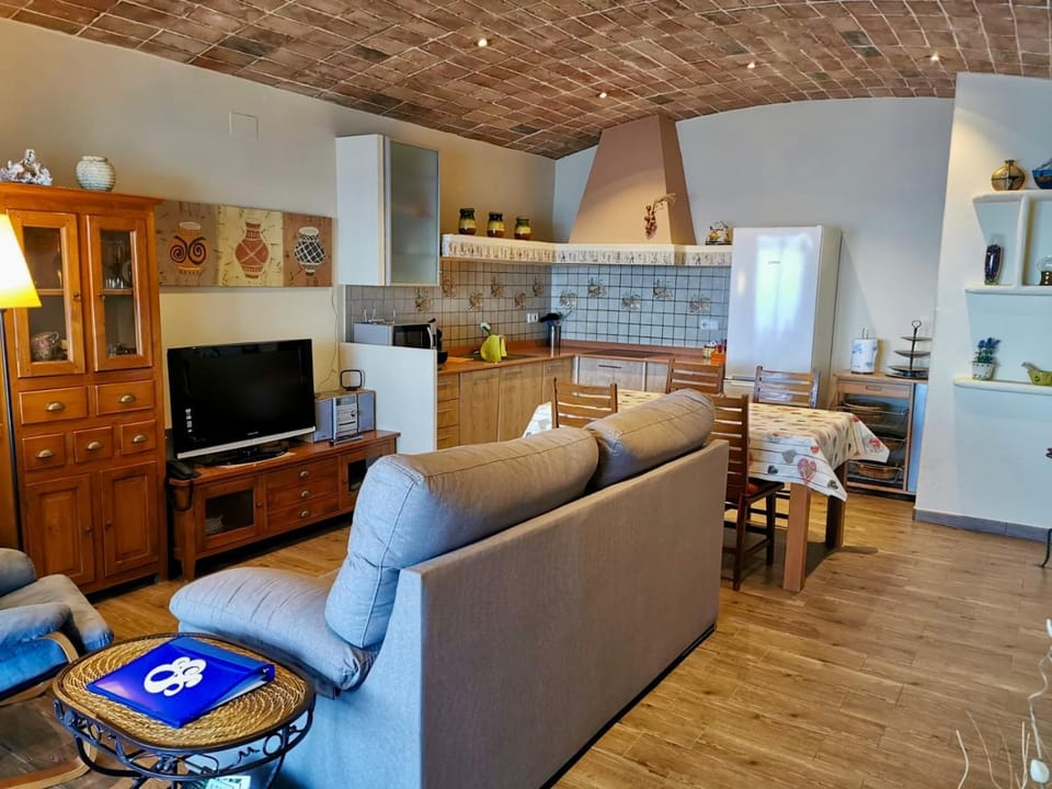 TV and multimedia, Living room, Seating area, Dining area