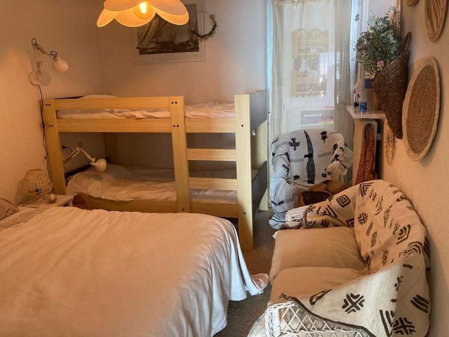 Bedroom, bunk bed
