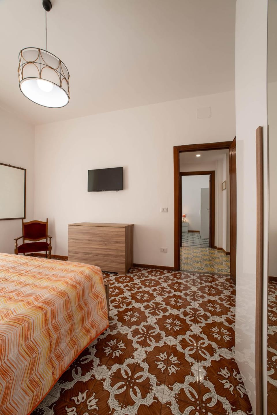 Bed, TV and multimedia, Photo of the whole room, Bedroom
