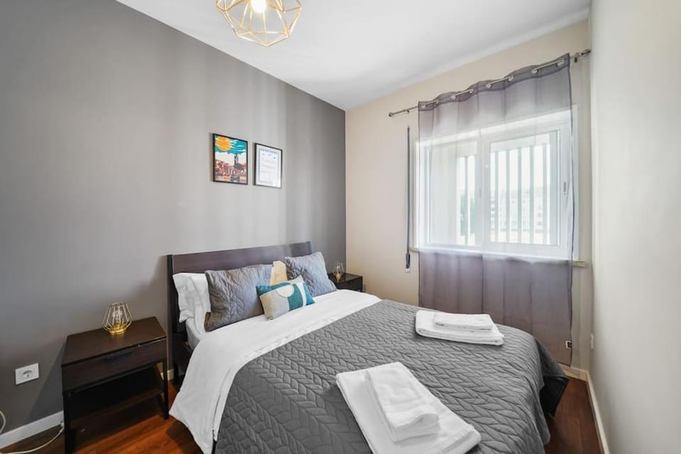 Bed, Bedroom, towels