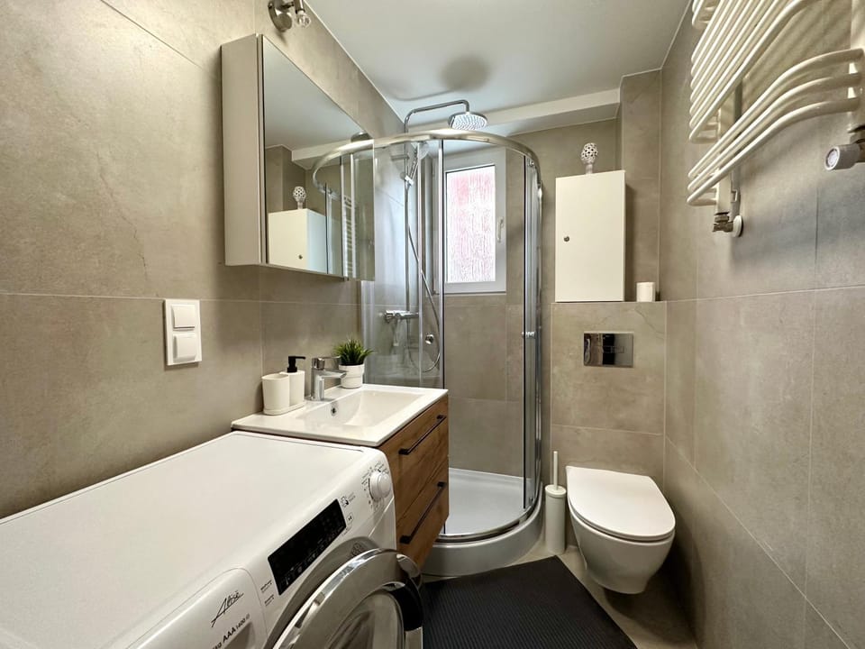 Shower, Toilet, Bathroom, towels