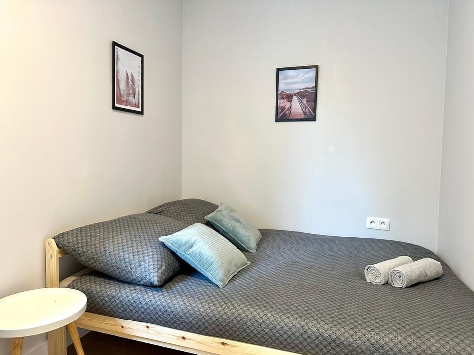 Bed, Photo of the whole room, towels