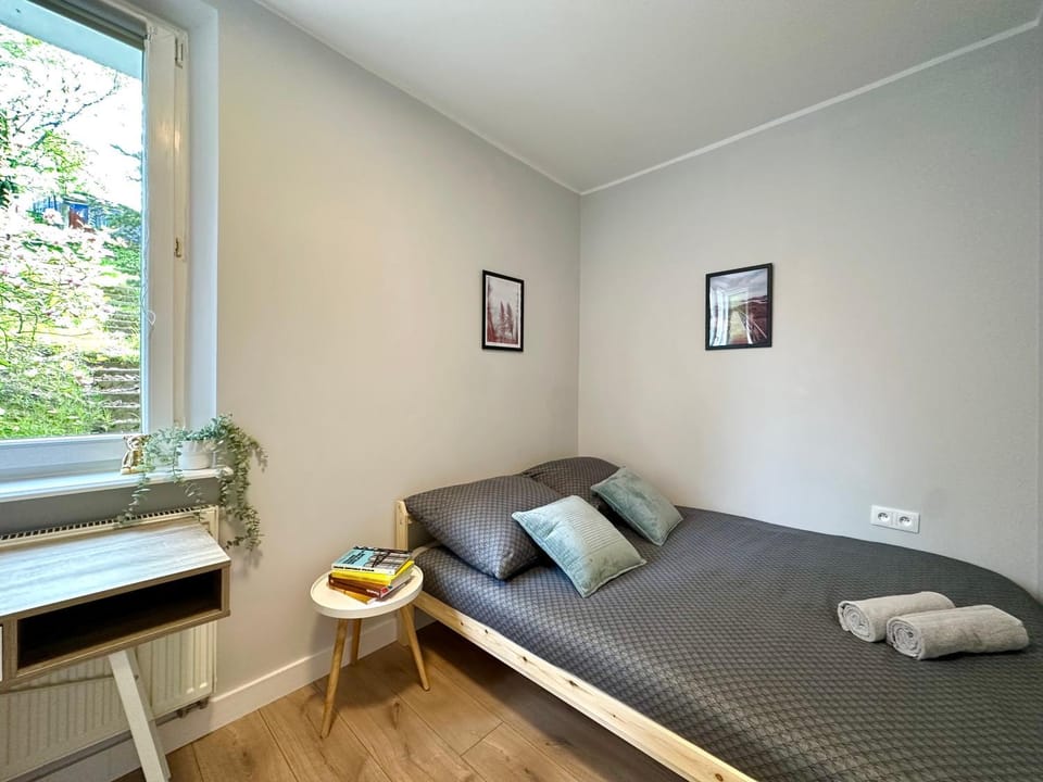 Bed, Photo of the whole room, towels