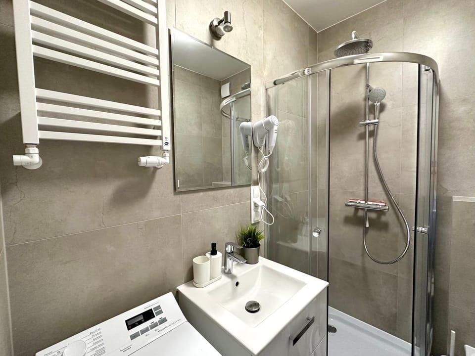 Shower, Bathroom, towels