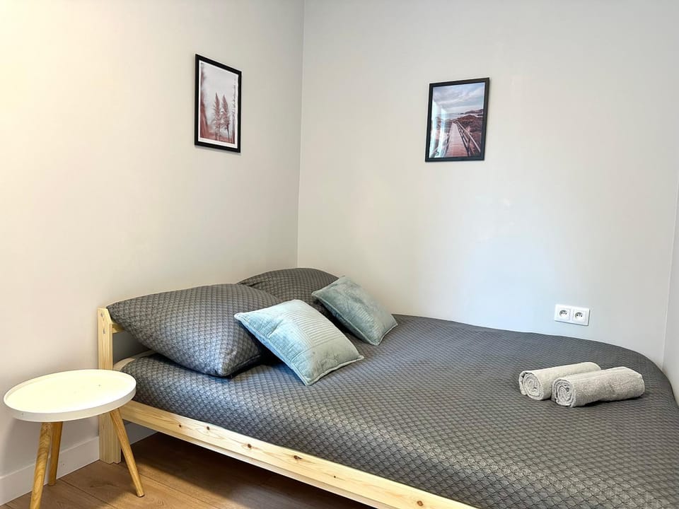 Bed, Photo of the whole room, towels