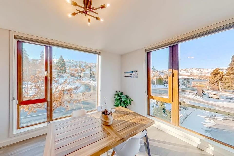 Chelan Resort Suites: Comfort by the Lake #201 Apartment in Chelan (In Town)