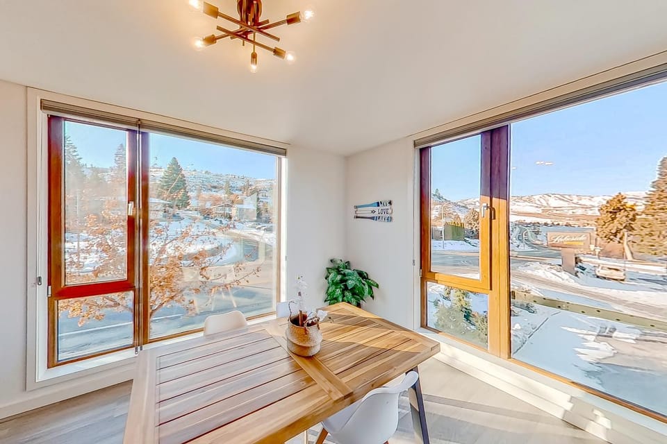 Chelan Resort Suites: Comfort by the Lake #201 Apartment in Chelan (In Town)