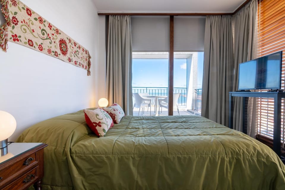 Bed, TV and multimedia, Balcony/Terrace, Photo of the whole room, Dining area, Bedroom