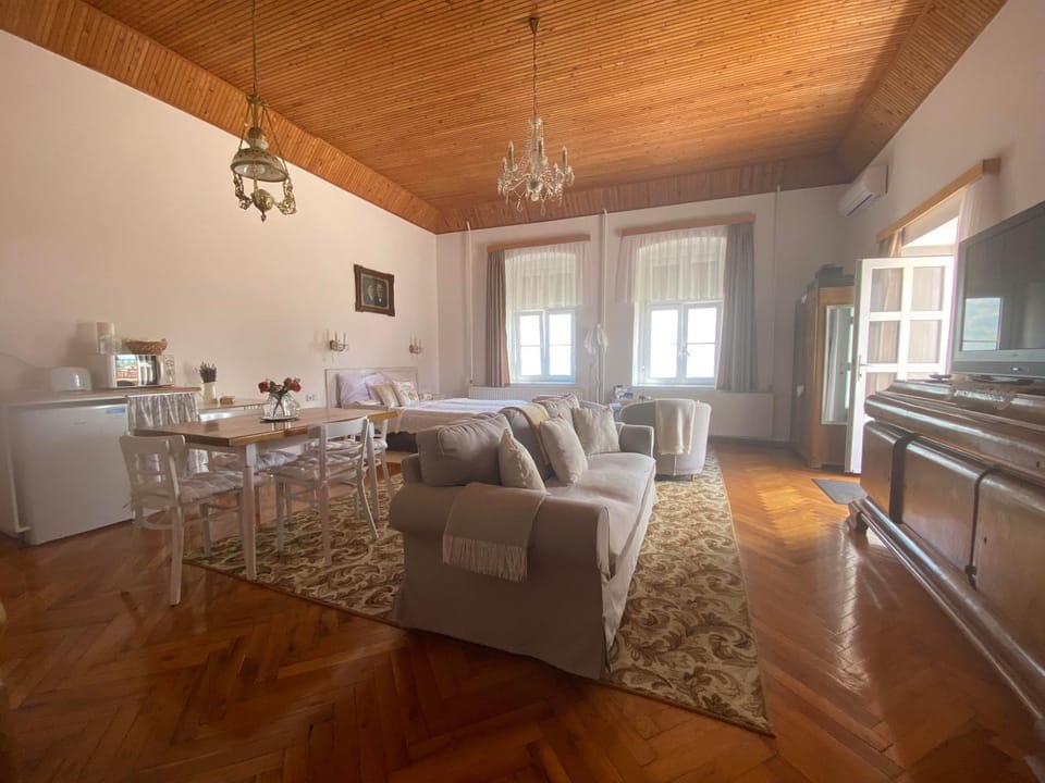 TV and multimedia, Living room, Dining area