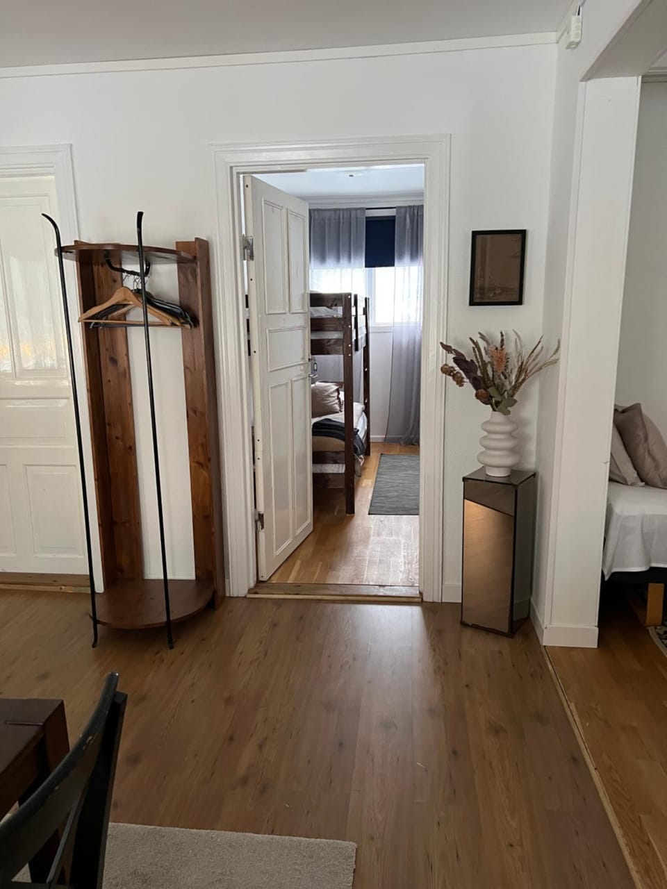 Photo of the whole room, Dining area