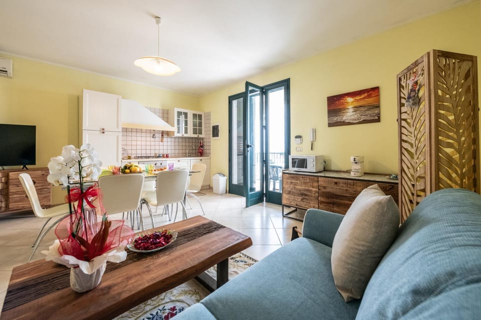 Communal lounge/ TV room, Kitchen or kitchenette, Living room