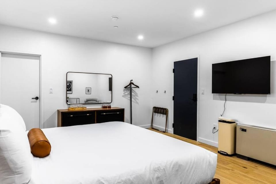 King Bed , DTWN, 50 in Roku TV , Fiber Internet, Room # 203 Apartment in Bangor