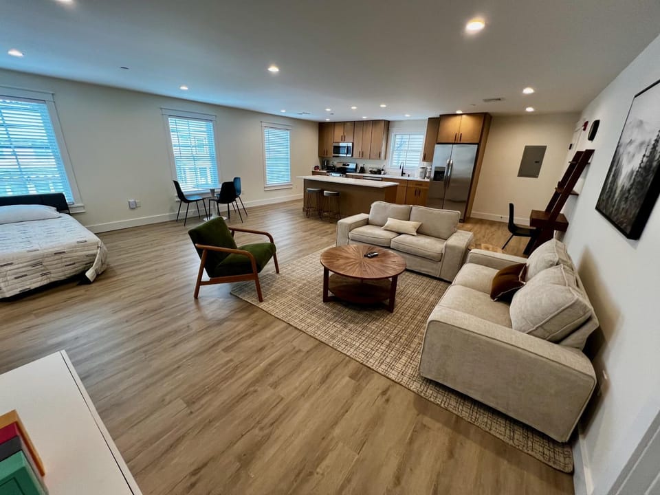 Photo of the whole room, Seating area