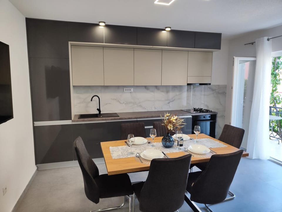 Kitchen or kitchenette, pet friendly, stove