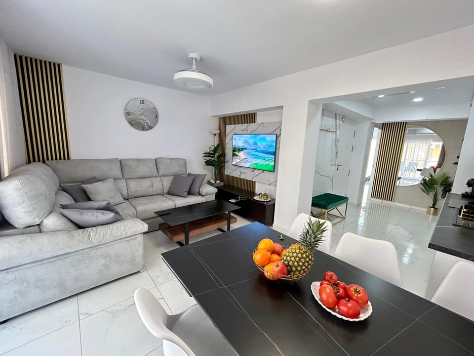 Communal lounge/ TV room, TV and multimedia, Living room, Food and drinks, Seating area, Dining area, Food