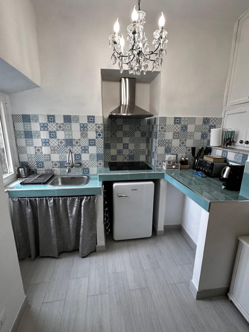 Kitchen or kitchenette, minibar, stove