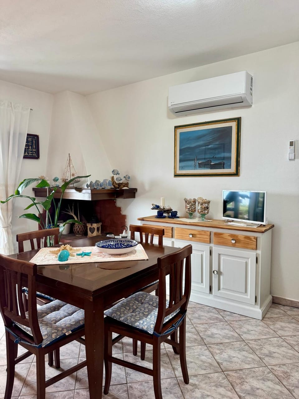 TV and multimedia, Living room, Seating area, Dining area, air conditioner