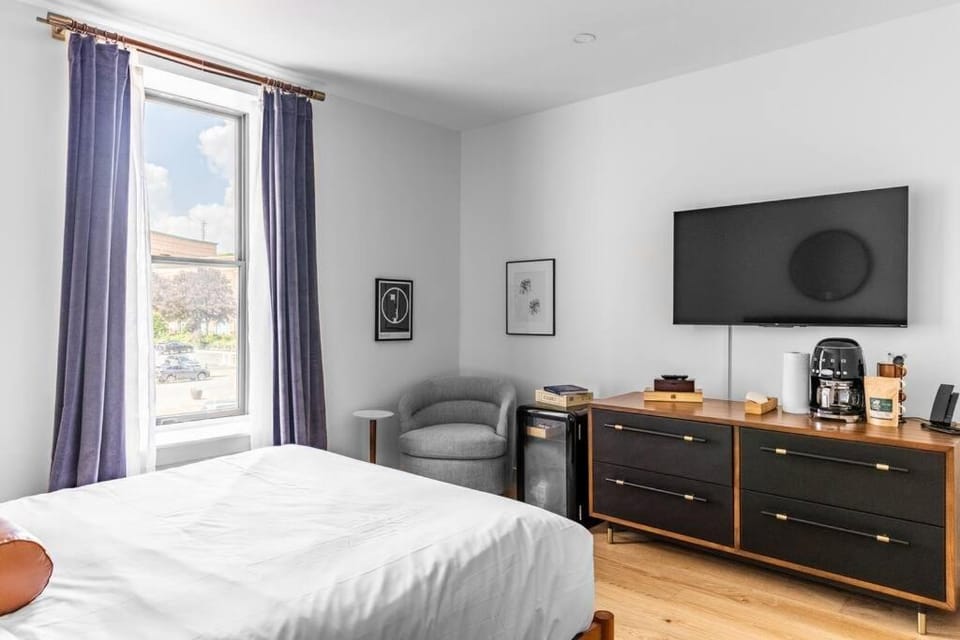 DTWN Bangor, Historic Bldg, Fast Wi-Fi, 50 in TV, Room # 204 Apartment in Bangor