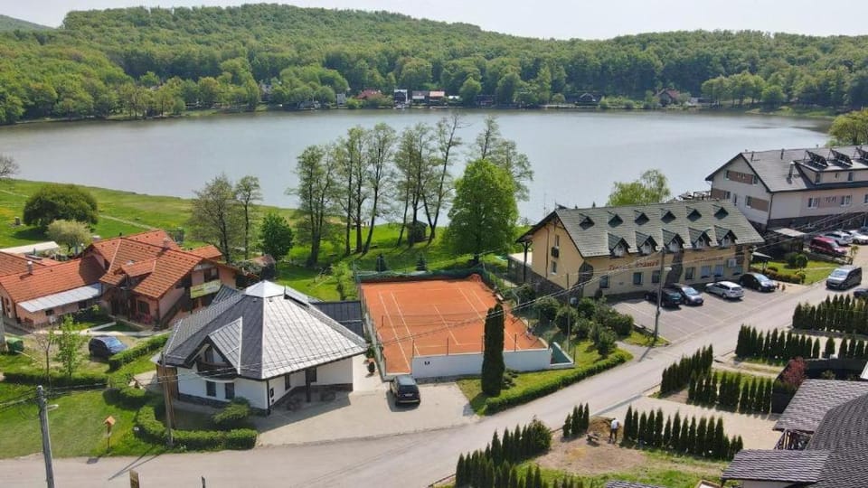 Property building, Nearby landmark, Neighbourhood, Bird's eye view, Lake view, Parking