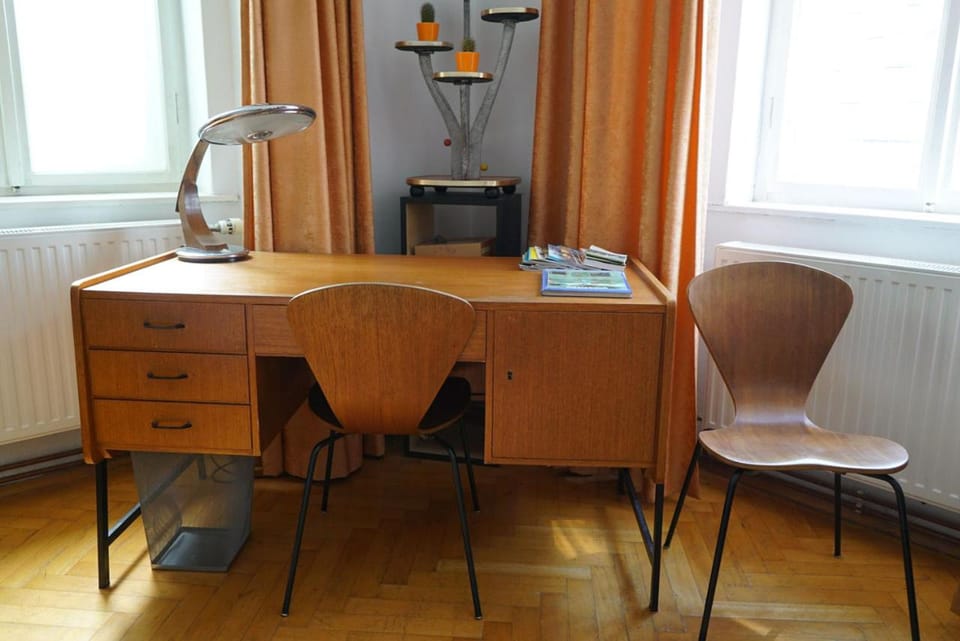 Photo of the whole room, Decorative detail