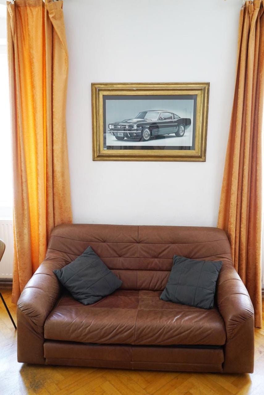 Photo of the whole room, Decorative detail