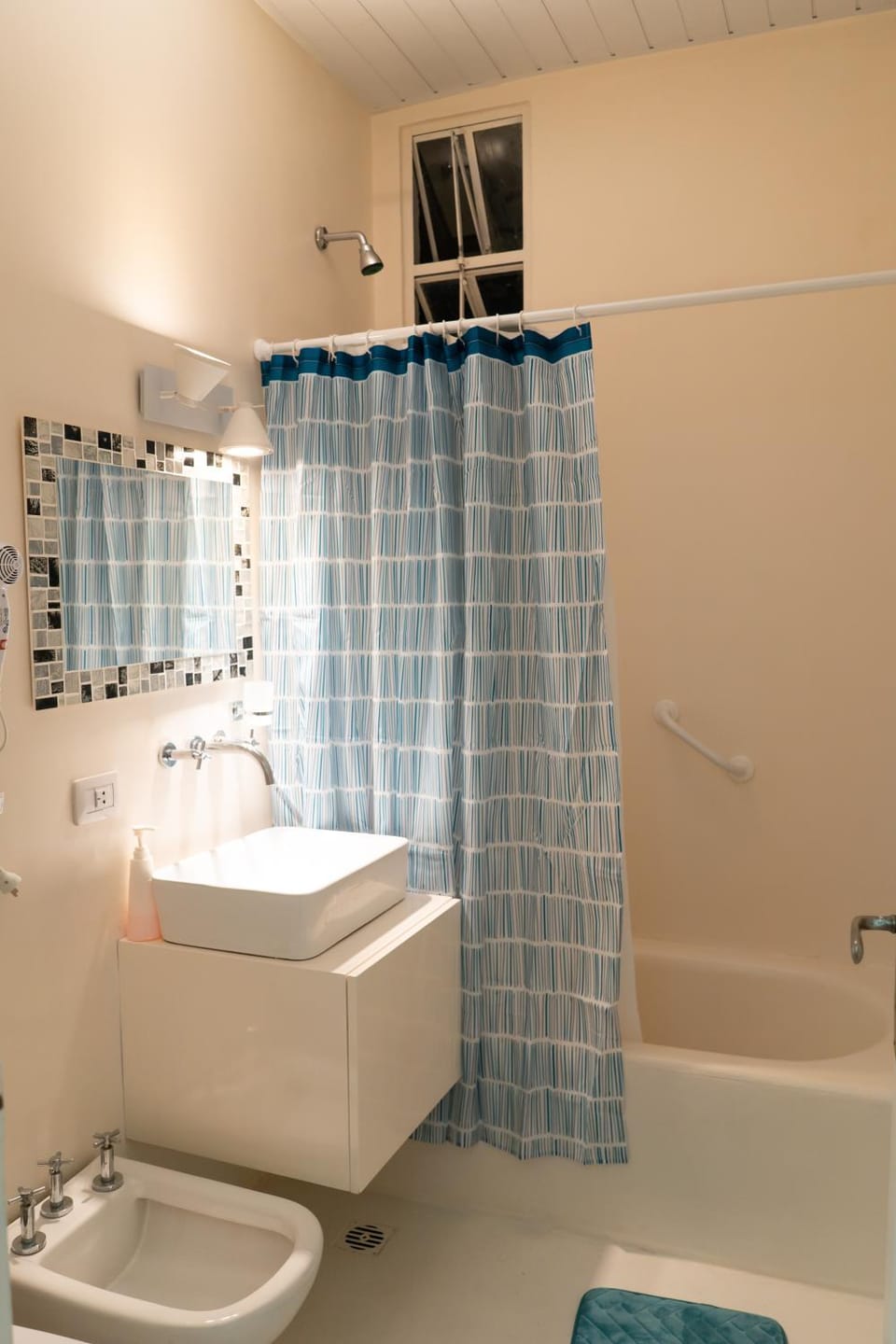 Shower, Toilet, Bathroom, Bath, bidet, towels