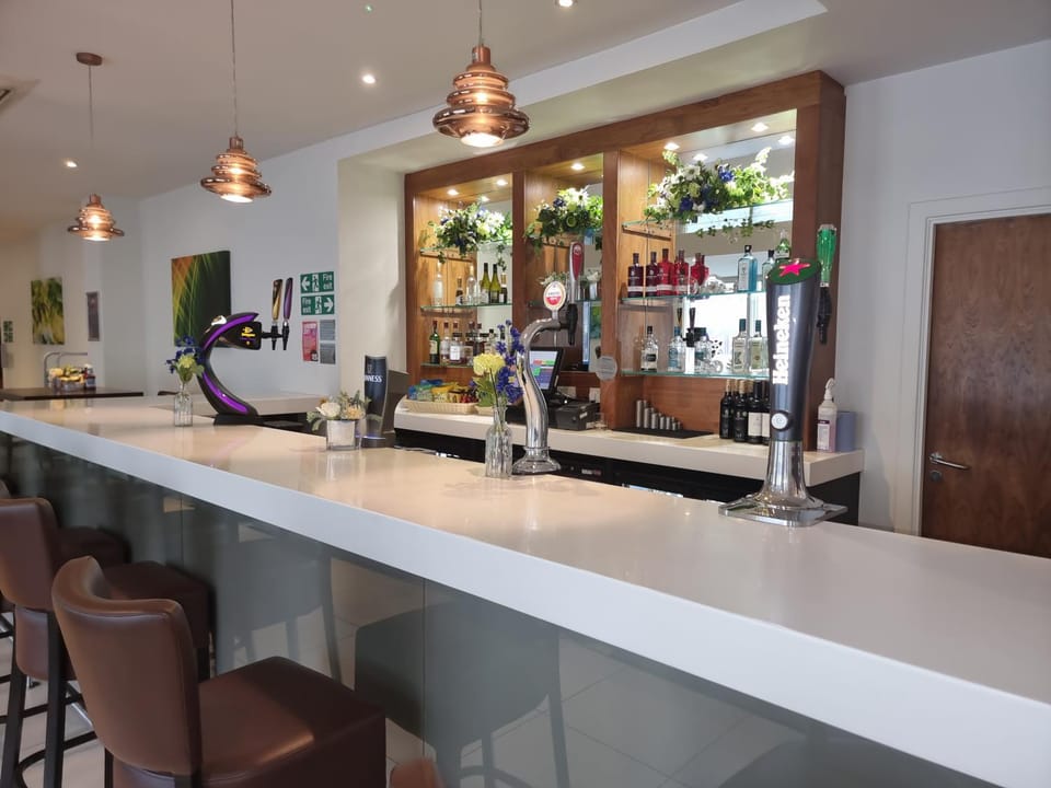 Lounge or bar, Food and drinks, Drinks, Alcoholic drinks