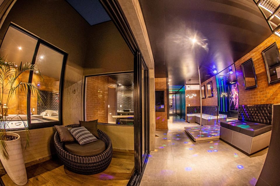 Communal lounge/ TV room, Night, BBQ facilities, Garden, Hot Tub, TV and multimedia, Living room, Seating area, Evening entertainment, Swimming pool, minibar, air conditioner