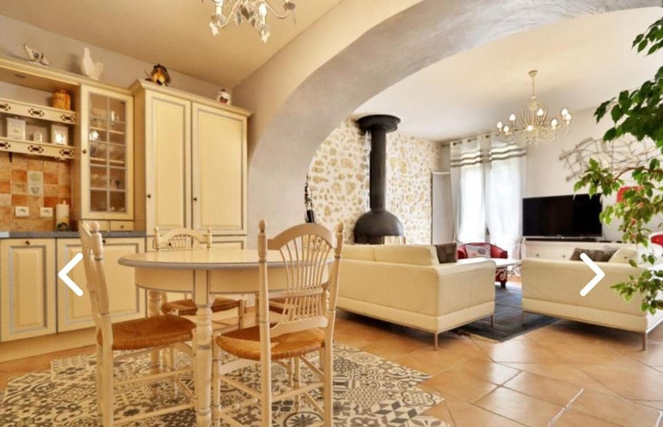 TV and multimedia, Living room, Seating area, Dining area