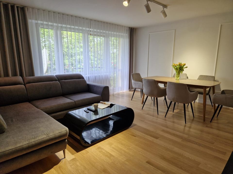 Communal lounge/ TV room, TV and multimedia, Living room, Seating area, Dining area