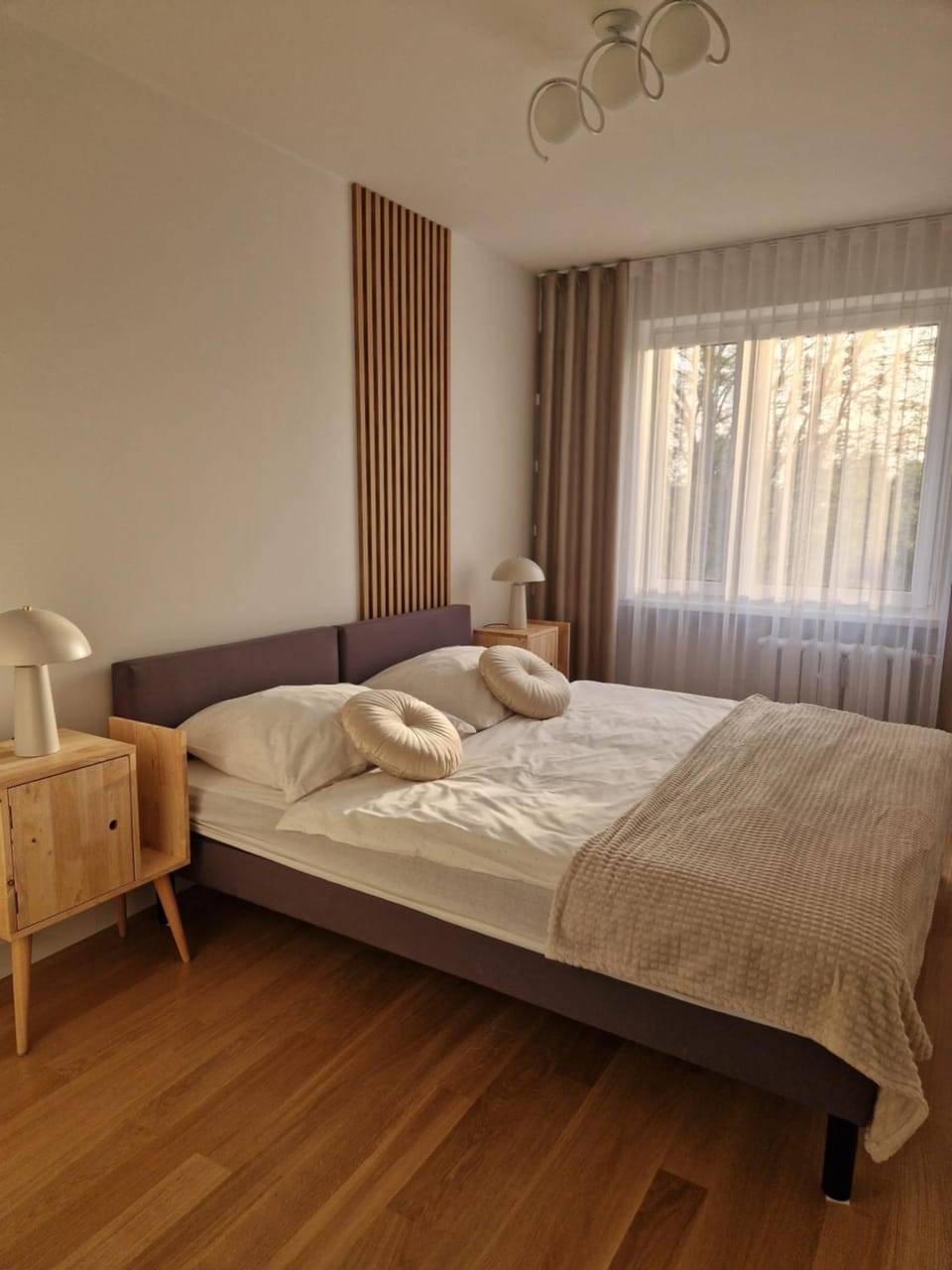 Photo of the whole room, Bedroom