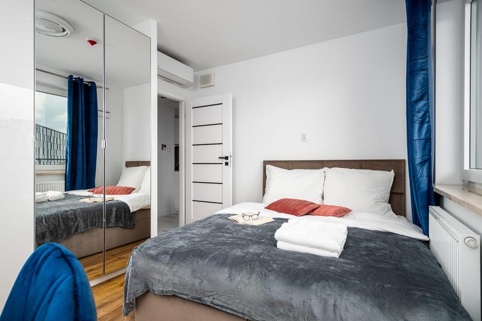 Bed, Bedroom, towels, wardrobe