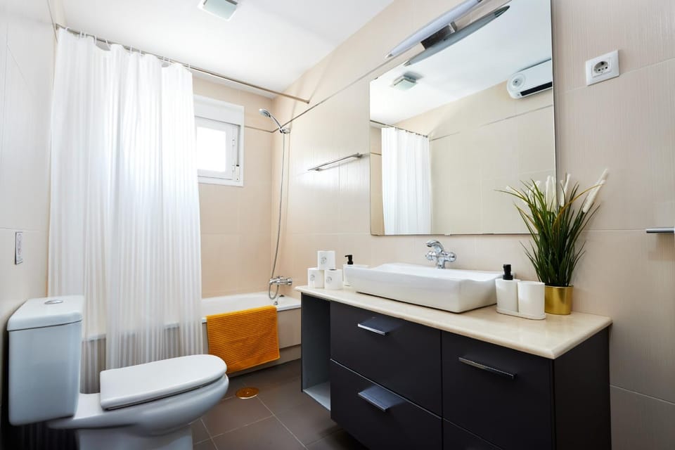 Bathroom, Bath, bidet, towels