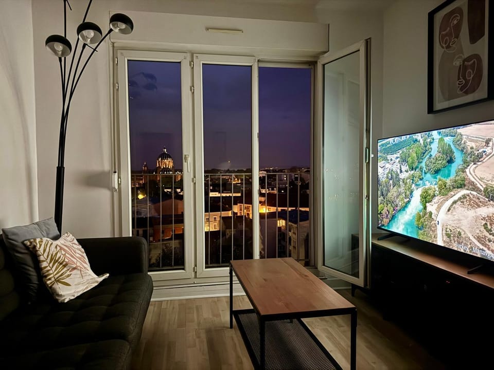 Top Floor Apartment with Monument Views Apartment in Reims