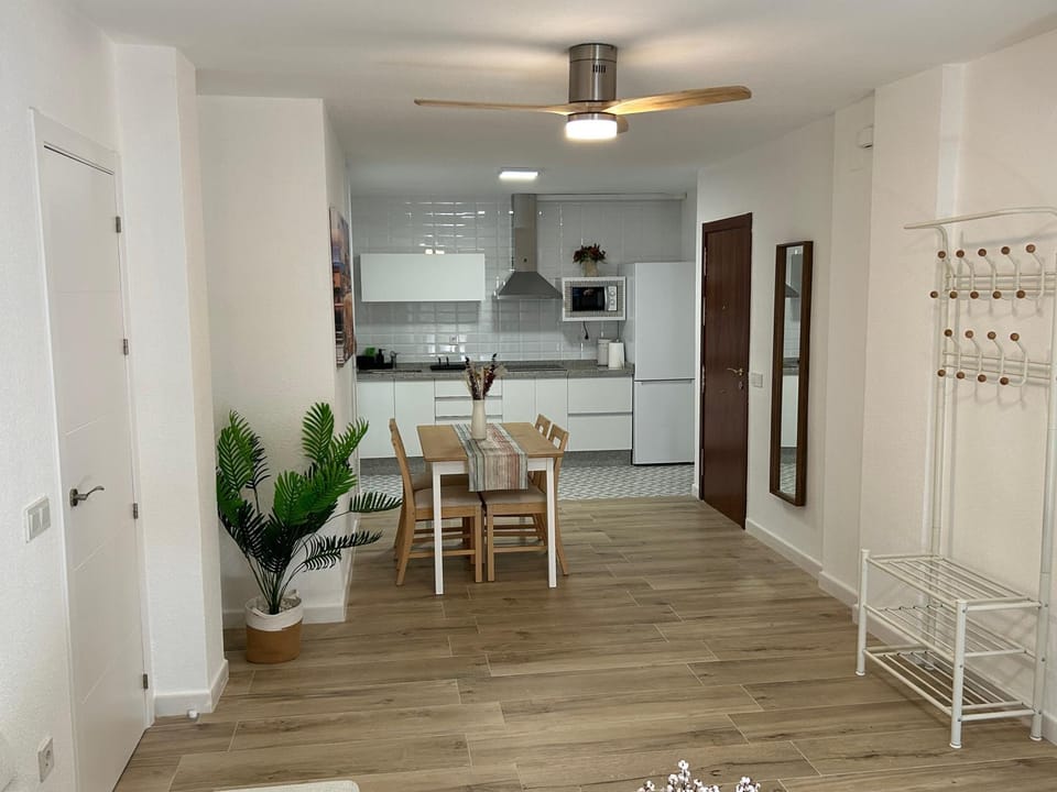 Kitchen or kitchenette, Dining area, fireplace, stove