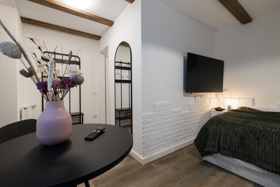 Bed, TV and multimedia, Photo of the whole room, Decorative detail, Bedroom