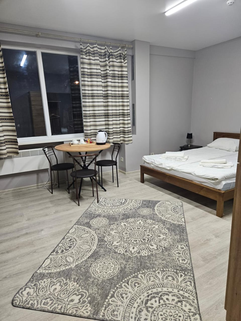 Bed, Photo of the whole room, Seating area, Bedroom