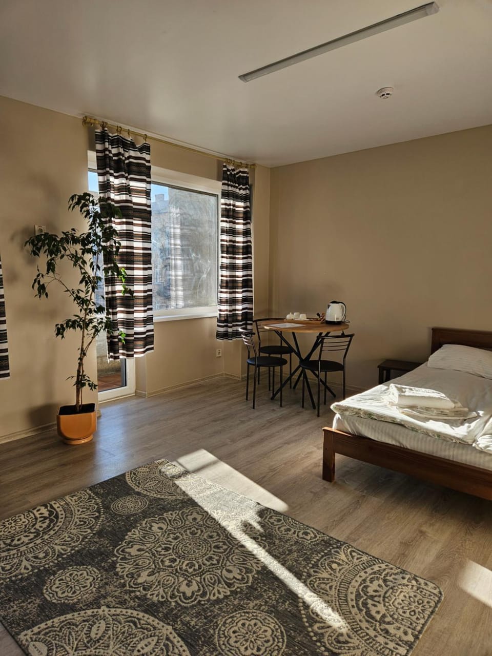 Bed, Photo of the whole room, Seating area