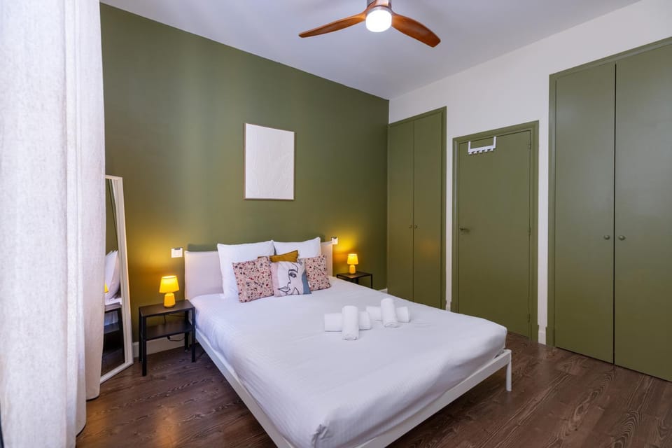Bed, Photo of the whole room, Bedroom, towels