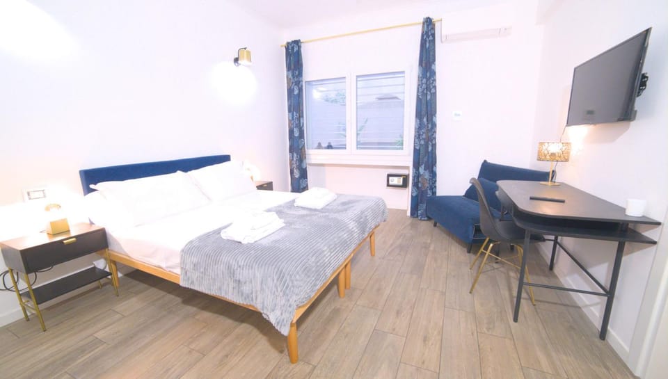 Bed, TV and multimedia, Bedroom, hair dresser