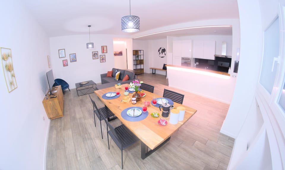 Kitchen or kitchenette, Living room, Food and drinks, Seating area, Dining area, Food